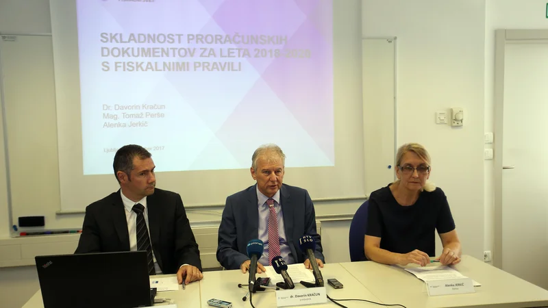 Fotografija: Fiskalni svet (od leve proti desni Tomaž Perše, Davorin Kračun, Alenka Jerkič) bo po bližnji objavi Umarjeve jesenske napovedi gospodarskih gibanj in pred oktobrsko predložitvijo proračunskih dokumentov znova pretehtal, ali so za prihodnji dve leti izpolnjeni pogoji za uveljavljanje izjemnih okoliščin, ki jih predvideva zakon o fiskalnem pravilu. Fotografija je iz časov pred epidemijo. FOTO: Jože Suhadolnik/Delo