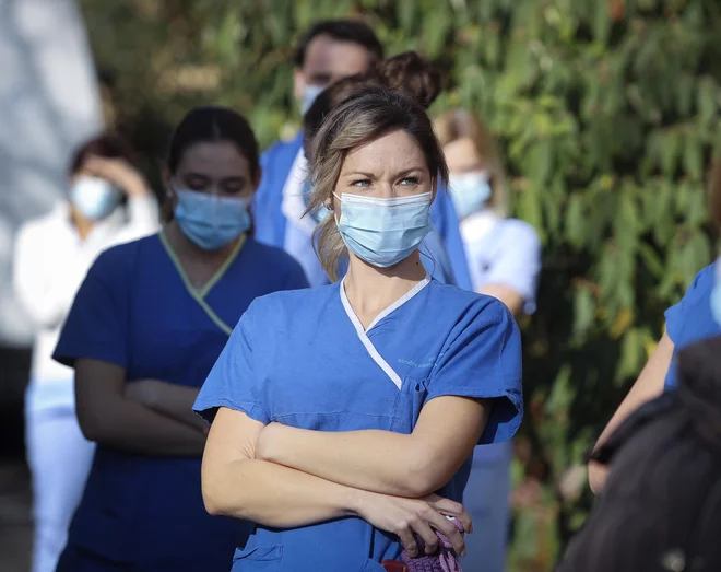 Medicinskih sester najbolj primanjkuje, kjer je delo najzahtevnejše. Fotografija je simbolična, posneta je bila pred ginekološko kliniko v Ljubljani. FOTO: Jože Suhadolnik/Delo