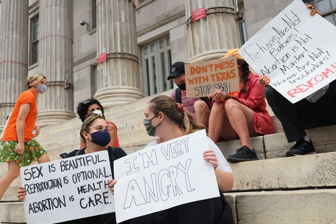 Protest proti teksaškemu zakonu o abortusu se je razširil tudi na New York. FOTO: Michael M. Santiago/AFP