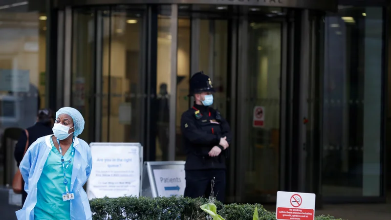 Fotografija: Na podlagi nove digitalne strategije bodo v Veliki Britaniji potrebna vlaganja v višini 8,1 milijarde funtov. V ponedeljek je tamkajšnje zdravstveno ministrstvo napovedalo 5,4 milijarde funtov dodatne pomoči javnemu zdravstvu, tudi za skrajševanje čakalnih vrst, ki so nastale v pandemiji. FOTO: Matthew Childs/Reuters