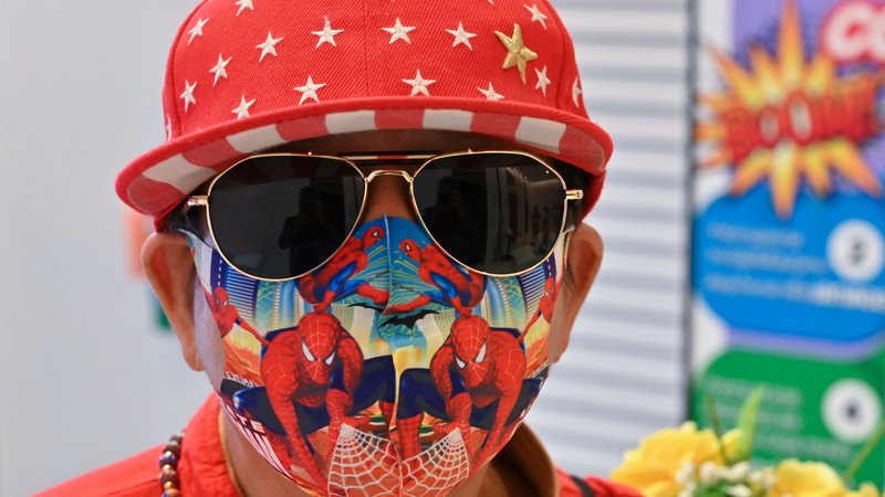Fotografija: Maska je pri nas očitno predvsem ovira čislanemu individuumu. Ni dvoma, da bodo maske, če jih bomo morali nositi še nekaj mesecev, postajale vse bolj kričeče oranžne in zelene. FOTO: Romeo Gacad/AFP