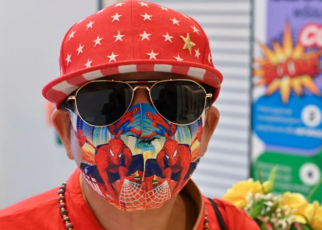 Maska je pri nas očitno predvsem ovira čislanemu individuumu. Ni dvoma, da bodo maske, če jih bomo morali nositi še nekaj mesecev, postajale vse bolj kričeče oranžne in zelene. FOTO:&nbsp;Romeo Gacad/AFP