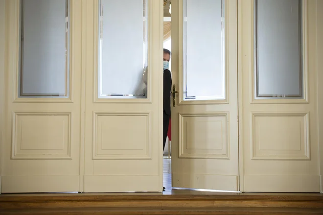 Vzrok, da se epidemija tako vleče, ni v tem, da ne bi razumeli virusa, temveč da ne razumemo samih sebe. FOTO: Jure Eržen/Delo