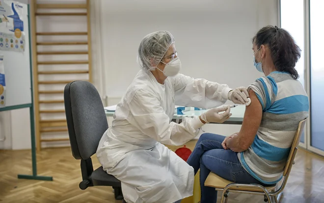 Nič čudnega ni, da znanstveniku potem ne gre v glavo, kako je mogoče, da se posameznik, čeprav so mu predstavljeni tehtni, z neutrudnimi študijami podprti razlogi in dokazi v prid cepljenju in epidemičnim ukrepom zadnjih ne drži in se raje pusti zapeljati zarotnikom. FOTO: Blaž Samec/Delo