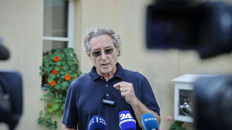 Fotografija: Branimir Štrukelj je spomnil, da spomnil, da je Peter Žurej na svetu šole trdil, da obstajajo dokazi, da epidemije ne povzroča virus. FOTO: Jože Suhadolnik/Delo