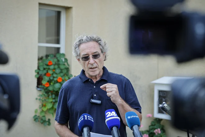 Branimir Štrukelj je spomnil, da&nbsp;spomnil, da je Peter Žurej<strong> </strong>na svetu šole trdil, da obstajajo dokazi, da epidemije ne povzroča virus. FOTO: Jože Suhadolnik/Delo