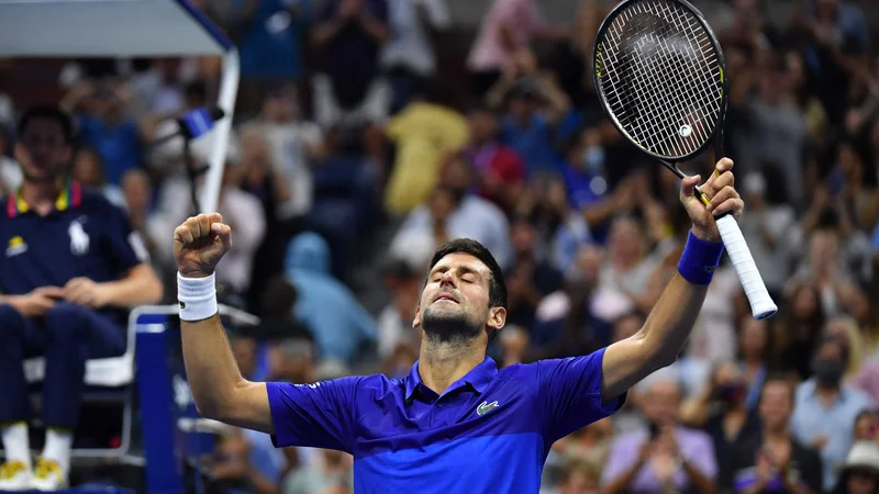 Fotografija: Novak Đoković se bo v četrtfinalu tako kot nazadnje v wimbledonskem finalu pomeril z Italijanom Matteom Berrettinijem. FOTO: Ed Jones/AFP