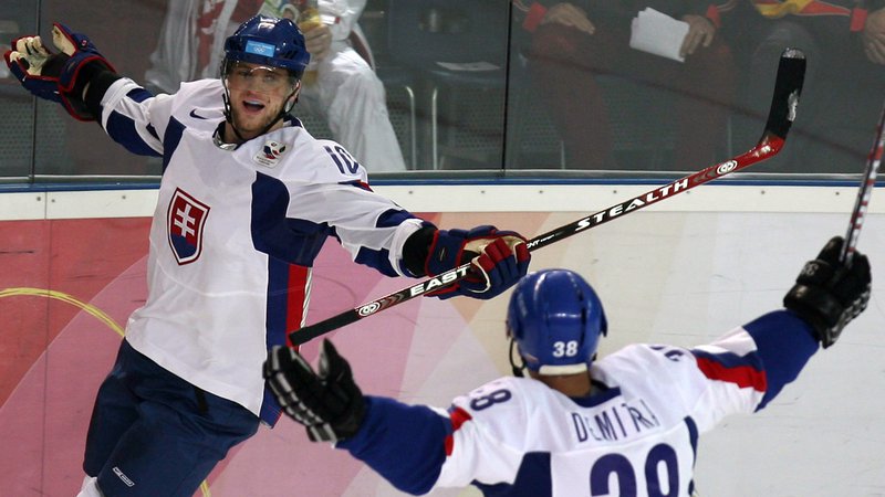 Fotografija: Slovaška ne more pozabiti sijajnega hokejista Pavla Demitre. Minilo je 10 let od njegove tragične smrti. FOTO: Petr Josek/Reuters