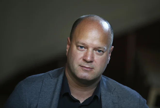 Dr. Damijan Štefanc odločitve, kako v primeru okužb organizirati pouk za cepljene in prebolele dijake, ne bi prepustil ravnateljem. FOTO: Matej Družnik/Delo