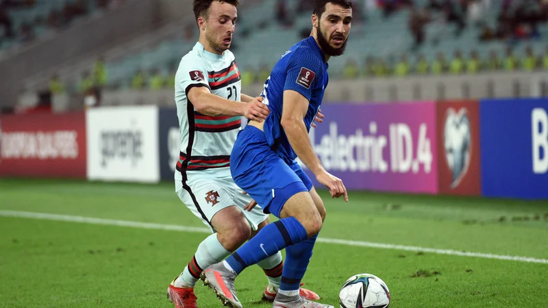 Fotografija: Diogo Jota (levo) se je v Bakuju izkazal z golom in podajo. FOTO: Tofik Babajev/AFP