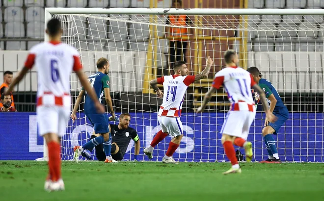 Marko Livaja (št. 14) je izbral neprijeten trenutek za dosego prvega v dresu z državnim grbom. FOTO: Antonio Bronić/Reuters