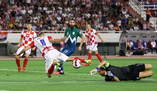 Jan Oblak ustavlja prodor Matea Kovačića, svojega nekoč mestnega tekmeca v Madridu. FOTO: Antonio Bronić/Reuters