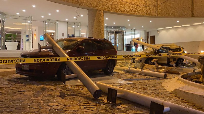 Fotografija: Poškodovan avtomobil zunaj hotela v Acapulcu. FOTO: Francisco Robles/AFP