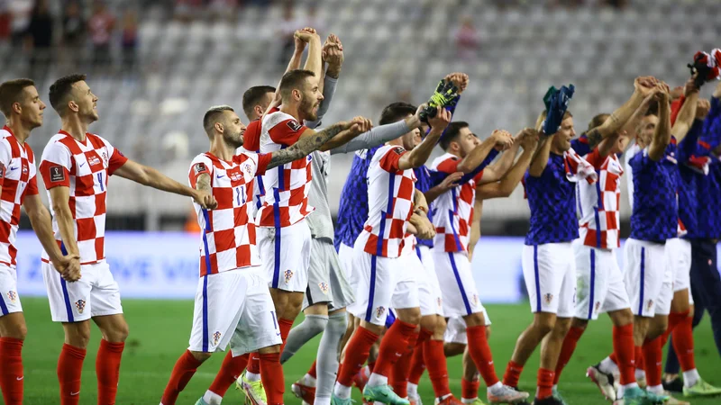 Fotografija: Hrvaški nogometaši so proslavljali zmago z navijači na Poljudu. FOTO: Antonio Bronić/Reuters