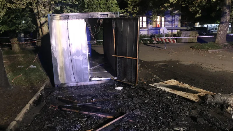 Fotografija: Zagorel je kontejner za opravljanje hitrih testov na novi koronavirus, ki se nahaja na parkirišču pri Domu kulture Kamnik. FOTO: PGD Kamnik