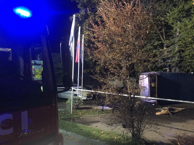 Na kraju požara so gasilci našli tudi liste z napisi, ki pozivajo k svobodi ljudstva in ustavitvi »PCT terorja«. FOTO: PGD Kamnik
