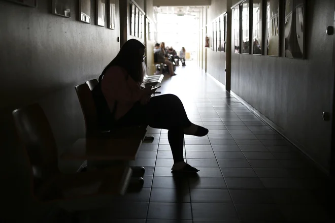 Največ cepljenih mladih je v starostni skupini od 19 do 26 let, najmanj pa v starostni skupini od 15 do 18 let. V tej starostni skupini je največji delež mladih (38,2 odstotkov), ki se ne nameravajo cepiti. FOTO: Blaž Samec/Delo