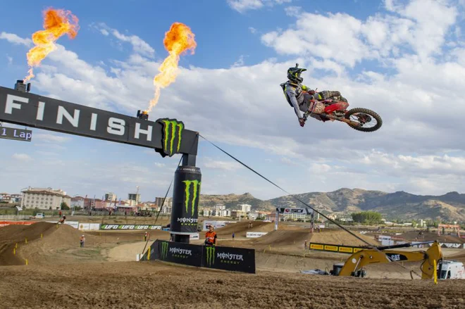 Tim Gajser je zmagoslavno skočil skozi cilj. FOTO: Honda Racing