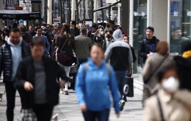 Prav na dan, ko naj bi avstrijska vlada predstavila nove protikoronske ukrepe, so v Avstriji v zadnjih 24 urah prvič od aprila spet potrdili več kot 2000 novih okužb z novim koronavirusom. FOTO: Lisi Niesner/Reuters