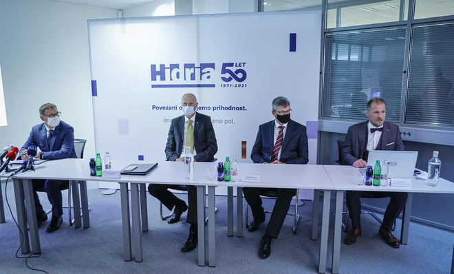 Ekipa Hidrie, ki bo izpeljala naložbo v novi tehnološki center.<br />
Foto: Jože Suhadolnik