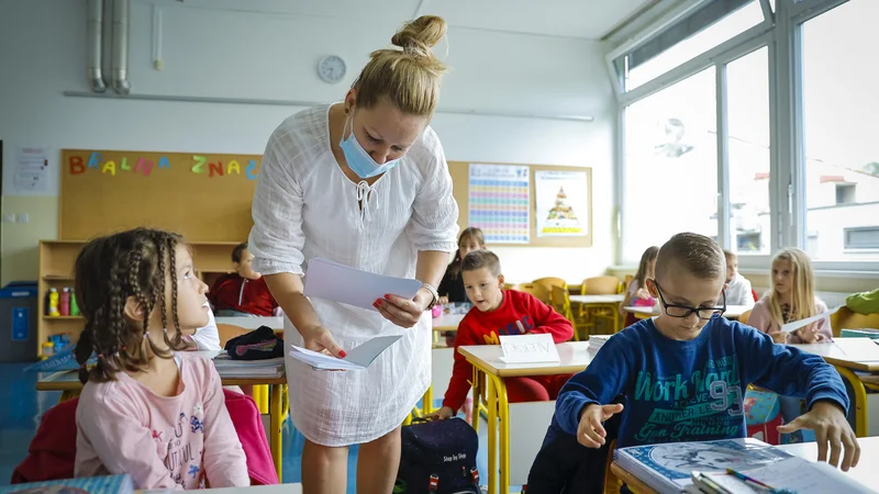 Fotografija: Učitelji se bodo samotestirali v prostorih šol, ki morajo zagotoviti tudi teste. FOTO: Jože Suhadolnik/Delo