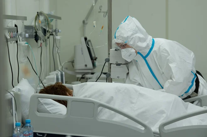 Posledice pandemije in političnih sopotnikov so privedle do nenavadne dvojnosti, ki verjetno izvira iz strahu, podpihovan z neznanjem. FOTO: Reuters