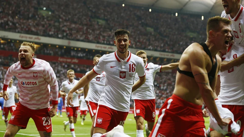 Fotografija: Poljaki so se takole veselili izenačujočega gola Damiana Szymanskega proti Angležem. FOTO: Kacper Pempel/Reuters