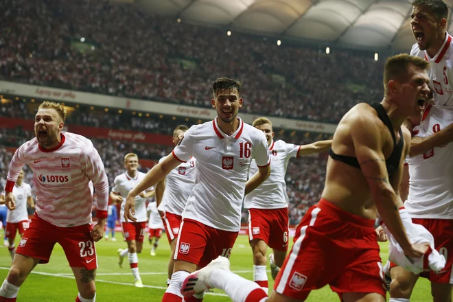 Poljaki so se takole veselili izenačujočega gola Damiana Szymanskega proti Angležem. FOTO: Kacper Pempel/Reuters