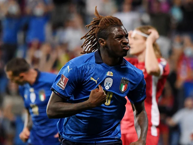 Moise Kean je prispeval dva gola k prepričljivi zmagi Italijanov. FOTO: Alberto Lingria/Reuters