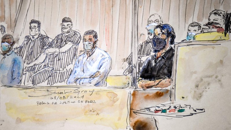 Fotografija: Včeraj zgodaj popoldne so privedli v sodno dvorano dvajseterico, obtoženo terorističnih napadov.               Foto Benoit Peyrucq/AFP