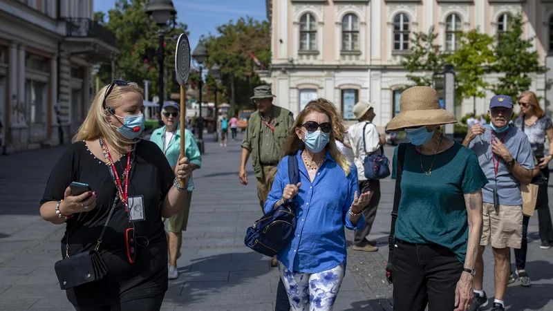 Fotografija: V te dni poletno toplem Beogradu ni težko prepoznati turistov, saj so ti poleg upokojencev med redkimi, ki nosijo zaščitno masko. Foto Voranc Vogel