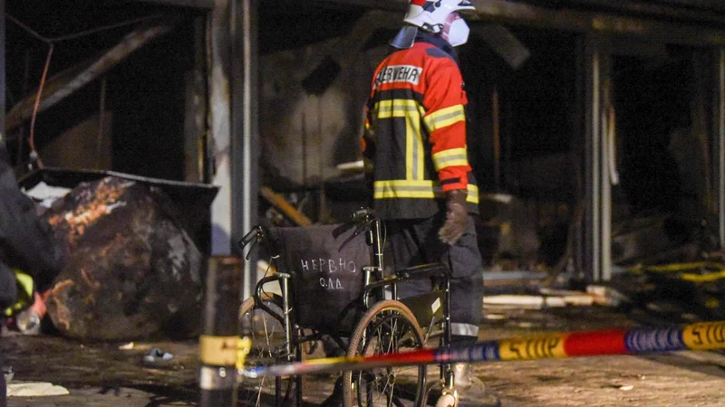 Fotografija: Požar je izbruhnil včeraj okoli 21. ure in je že pogašen, oblast je sprožila preiskavo. FOTO: Arbnora Memeti/AFP