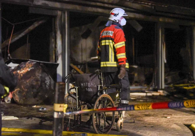 Požar je izbruhnil včeraj okoli 21. ure in je že pogašen, oblast je sprožila preiskavo. FOTO: Arbnora Memeti/AFP