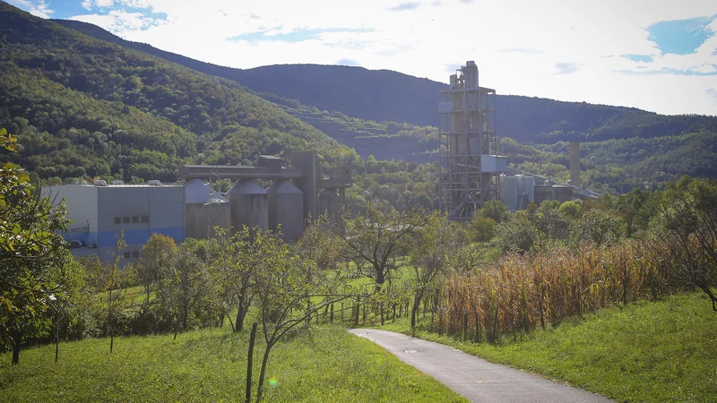 Fotografija: Načrtuje se postavitev sončne elektrarne v kombinaciji s proizvodnjo vodika iz obnovljivih virov. FOTO: Jože Suhadolnik/Delo