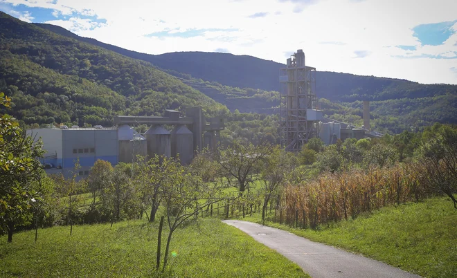 Načrtuje se postavitev sončne elektrarne v kombinaciji s proizvodnjo vodika iz obnovljivih virov. FOTO: Jože Suhadolnik/Delo