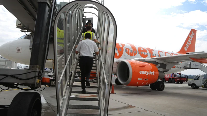 Fotografija: Tako Easyjet kot WizzAir povezuje tudi Ljubljano z Londonom. FOTO: Leon Vidic/Delo