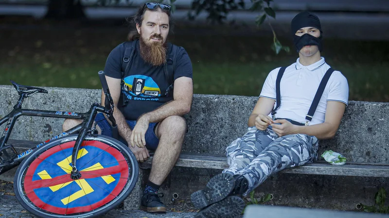Fotografija: Na petkovih protestih so mladi, ki prisegajo na prijaznost, pravičnost in skrb za okolje, v prvih vrstah.  FOTO: Jože Suhadolnik/Delo