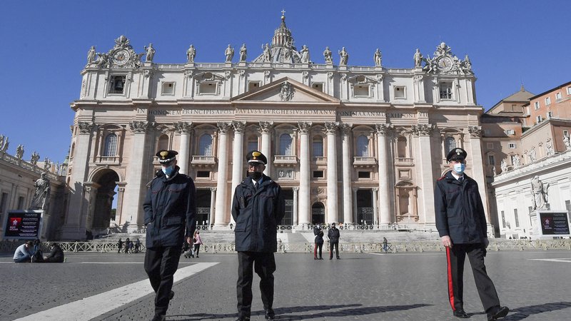 Fotografija: Zlasti zadnja leta se je večkrat zgodilo, da so v Rimu in Vatikanu razglasili nevarnost napada, vendar se je za javnost praviloma pokazalo, da je to bil lažni preplah. FOTO: Tiziana Fabi/AFP