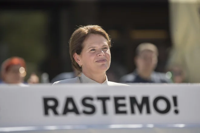 S kom se še pogovarja o prestopu, Alenka Bratušek ni želela razkriti. V SAB si želijo, da bi prestopi okrepili tudi javnomnenjsko podporo stranke. Foto Leon Vidic