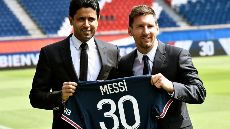 Fotografija: Predsednik PSG Nasser Al-Khelaifi in pariška okrepitev Lionel Messi. FOTO: Stephane De Sakutin/AFP