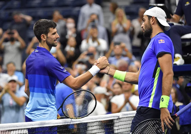 Visoki in močni Matteo Berrettini (desno) je bil trd oreh za Novaka Đokovića, a ne pretrd. FOTO: Ed Jones /AFP