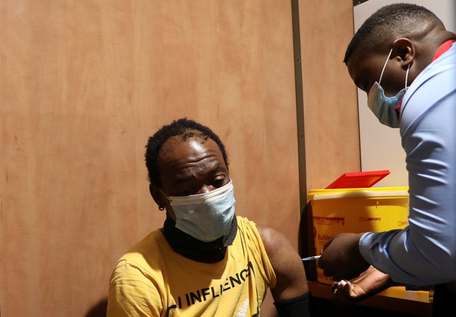 V Afriki opozarjajo, da njihova obolevnost vpliva na ves svet, zato naj bogate države pomagajo s cepivi. FOTO: Siphiwe Sibeko/Reuters