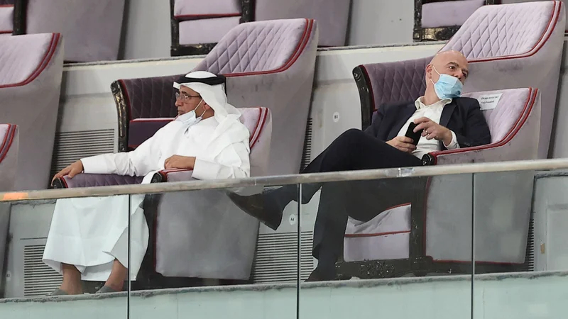 Fotografija: Gianni Infantino (desno) med nedavno tekmo Avstralije in Kitajske v Dohi. FOTO: Karim Jaafar/AFP