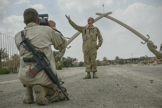 Irak, 2003; ameriški vojaki na Sadamovem trgu v središču Bagdada FOTO: Jure Eržen/Delo