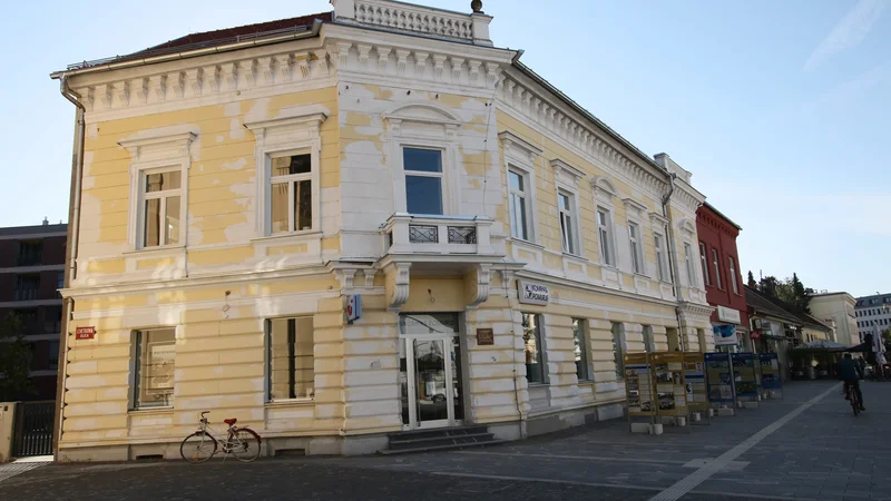 Fotografija: Historicistično pročelje stavbe je ostalo ohranjeno v vseh podrobnostih. FOTO: Jože Pojbič/Delo