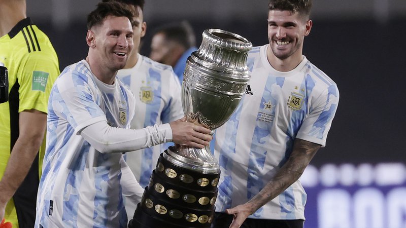 Fotografija: Lionel Messi in drugi argentinski reprezentanti so prvič po poletni zmagi na južnoameriškem prvenstvu v Braziliji navijačem predstavili tudi zmagovalni pokal. FOTO: Juan Ignacio Roncoroni/Reuters