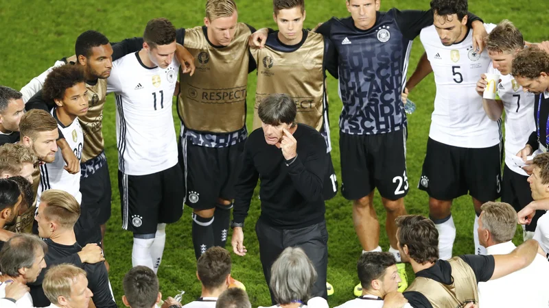 Fotografija: Jogi Löw je znal poskrbeti za moštveni duh nemške nogometne reprezentance. Foto Regis Duvignau/Reuters