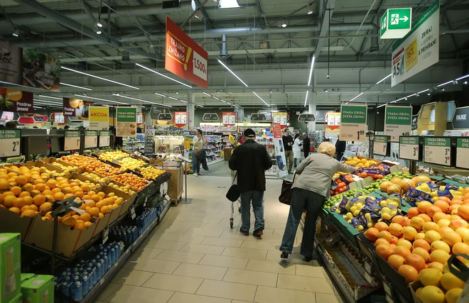 Pri trgovcih je ogljični odtis razmeroma nizek, večji je pri njihovih kupcih. FOTO: Jože Suhadolnik/Delo