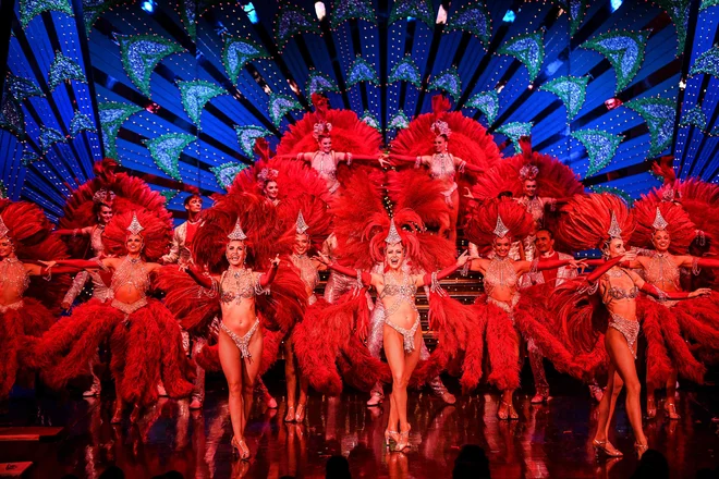 Plesalke na generalki v Moulin Rougeu dva dni pred ponovnim odprtjem. Zaradi pandemije leto in pol zaprta pariška kabareta Moulin Rouge in Le Lido, emblema norih pariških noči od leta 1889, končno znova odpirata svoja vrata za obiskovalce. FOTO: Christophe Archambault/Afp<br />
