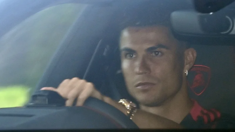 Fotografija: Ronaldo (na fotografiji) ob prihodu na sredin trening v klubski center v Carringtonu. FOTO: Paul Ellis Afp